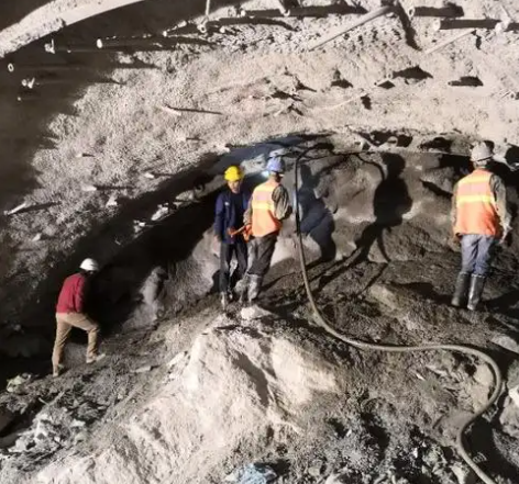 永顺拱顶带模注浆料的施工流程及注意事项